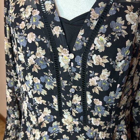 NWT beautiful flowing blouse - Picture 2 of 9